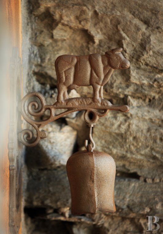 En Savoie, dans un hameau de la vallée de la Tarentaise, un grand chalet traditionnel rénové avec soin - photo  n°55